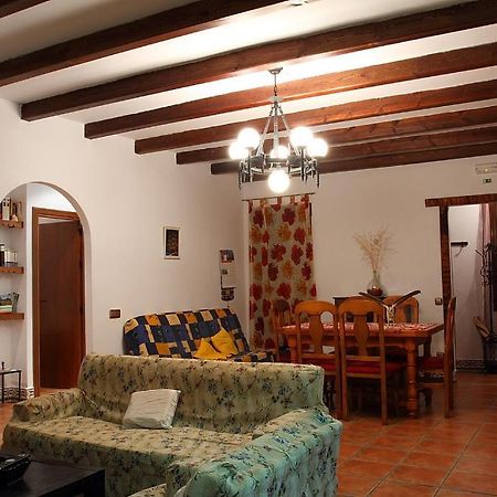 El Hogar De Ardwina Guest House Alía Exterior foto