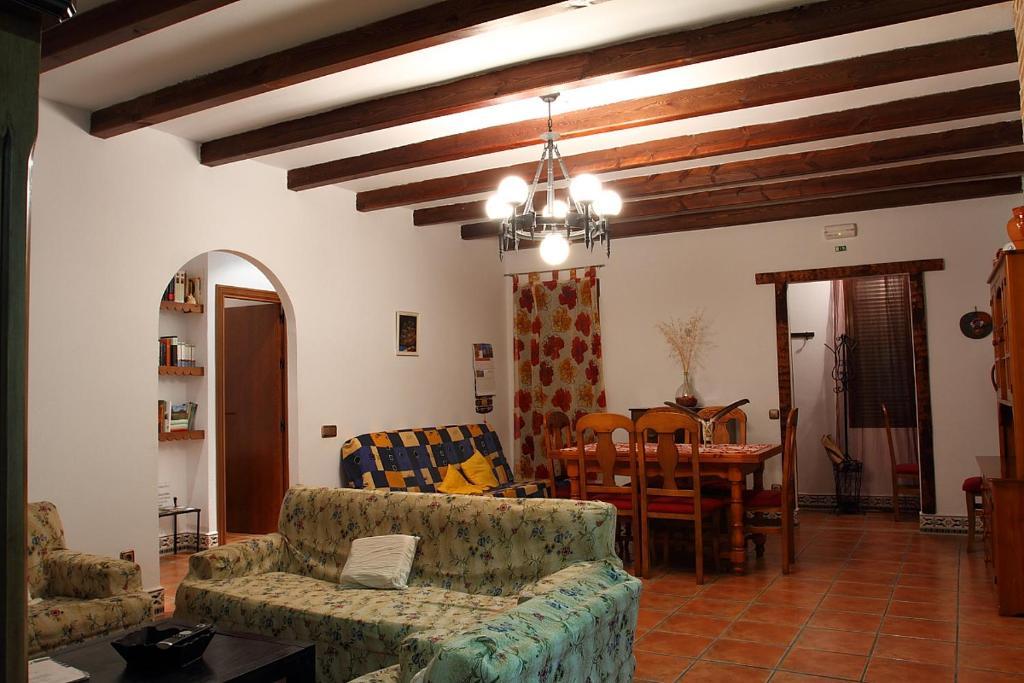 El Hogar De Ardwina Guest House Alía Exterior foto
